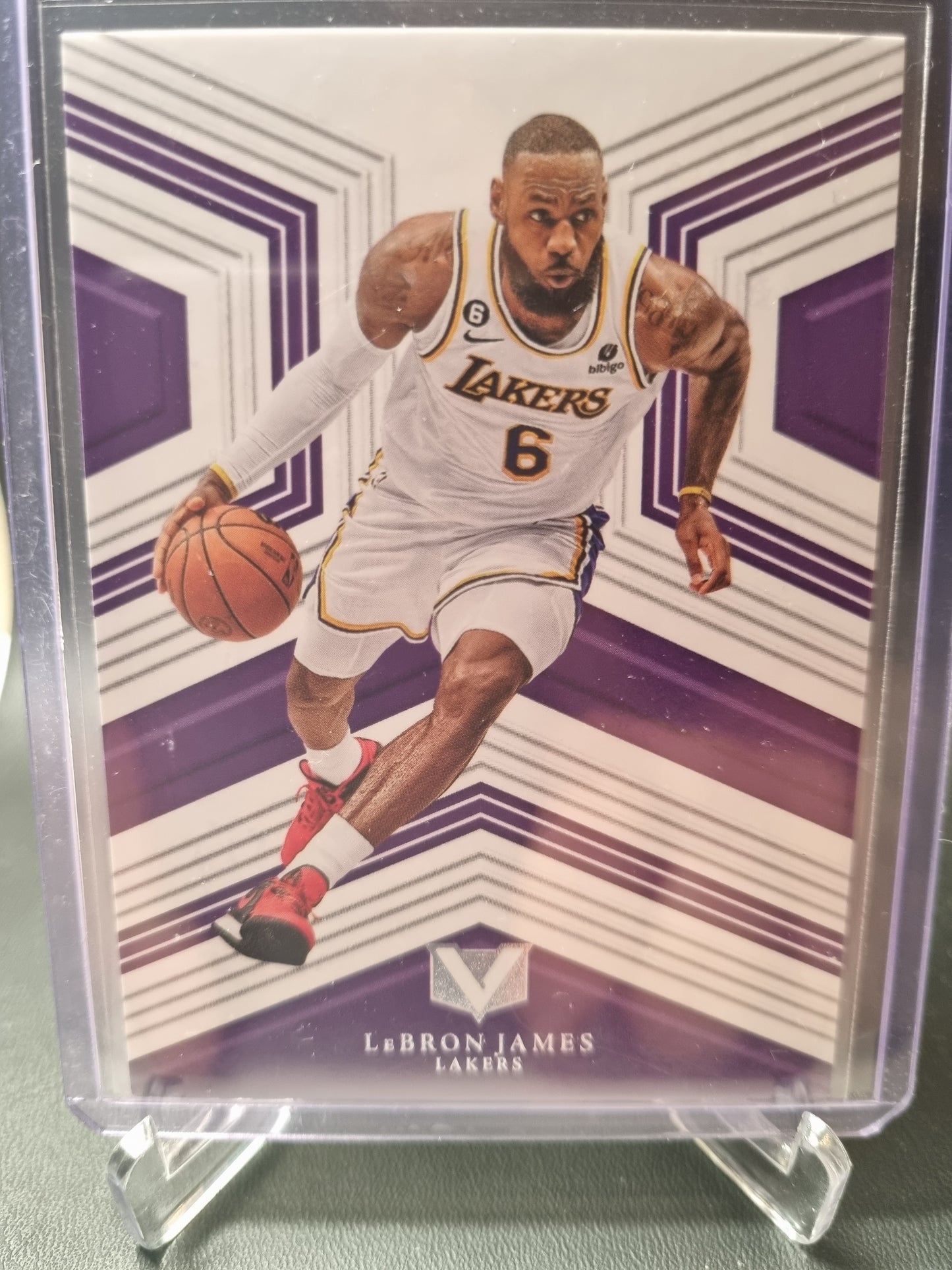 2022-23 Panini Chronicles Vertex #185 Lebron James