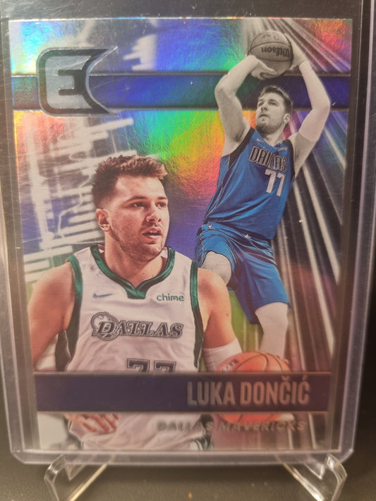 2021-22 Panini Chronicles Essentials #304 Luka Doncic