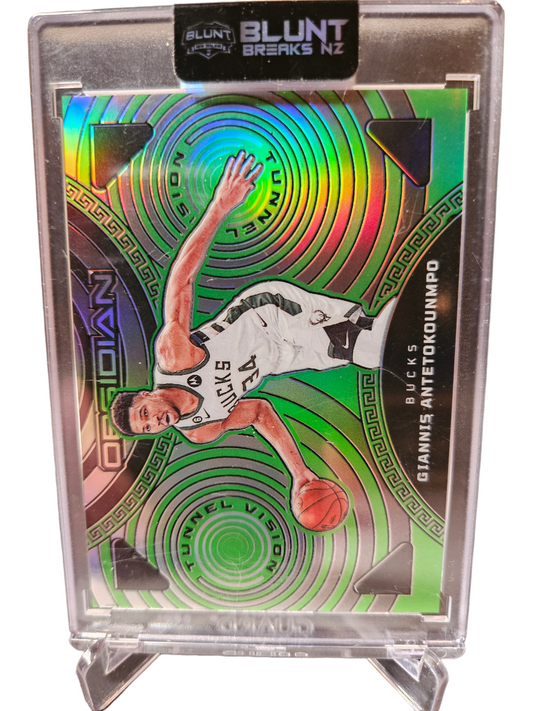 2022-23 Panini Obsidian #5 Giannis Antetokounmpo Tunnel Vision Green 17/25