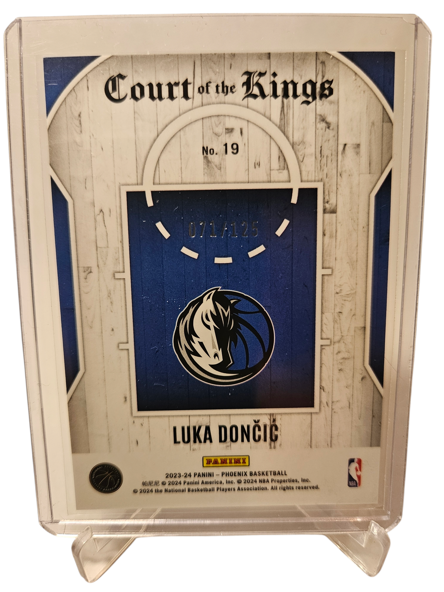 2023-24 Panini Phoenix #19 Luka Doncic Court Of The Kings Red 071/125